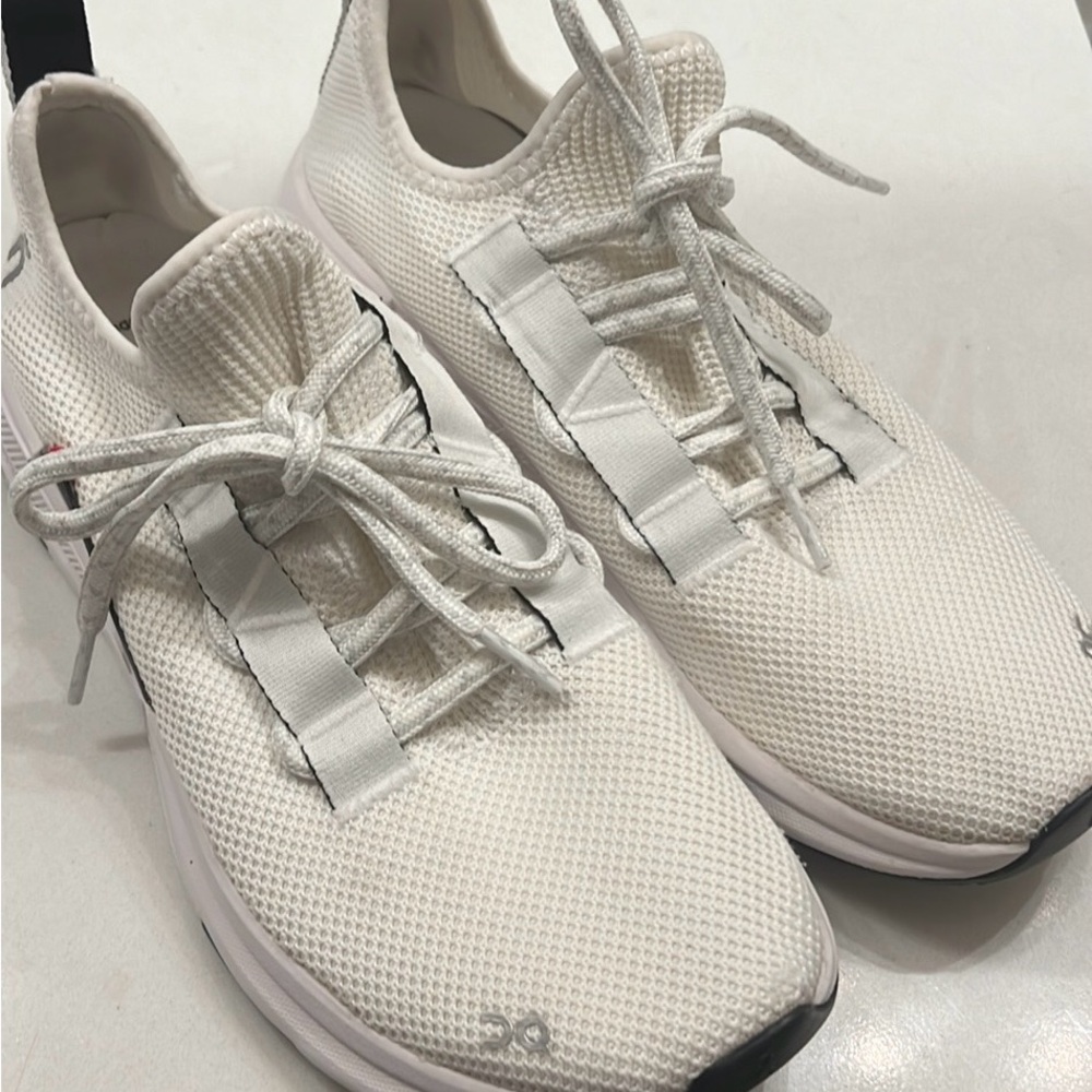 ON Running Cloudeasy White Womens 8.5 SUPER Clean!!
